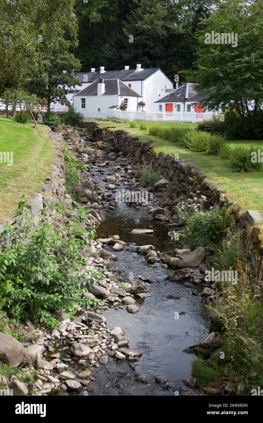 Ville de Pitlochry, l'Écosse. Vue pittoresque d'un cours d'eau adjacent à l'Pitlochrey basée distillerie d'Edradour. Banque D'Images