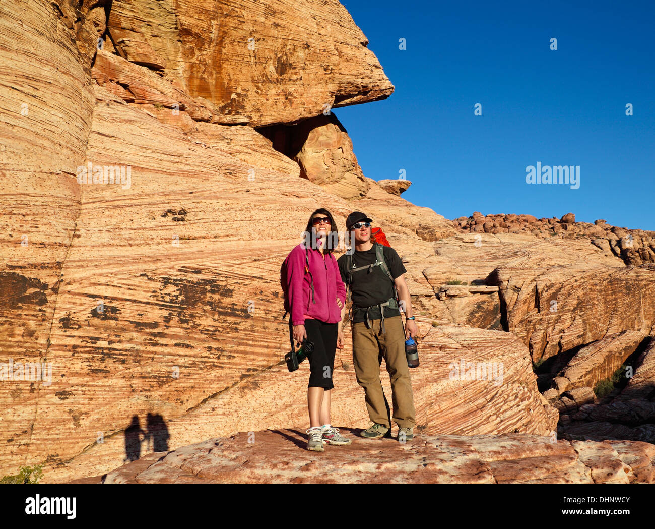 Couple au Red Rock Canyon National Conservation Area, qui est à environ 20 miles de Las Vegas Banque D'Images