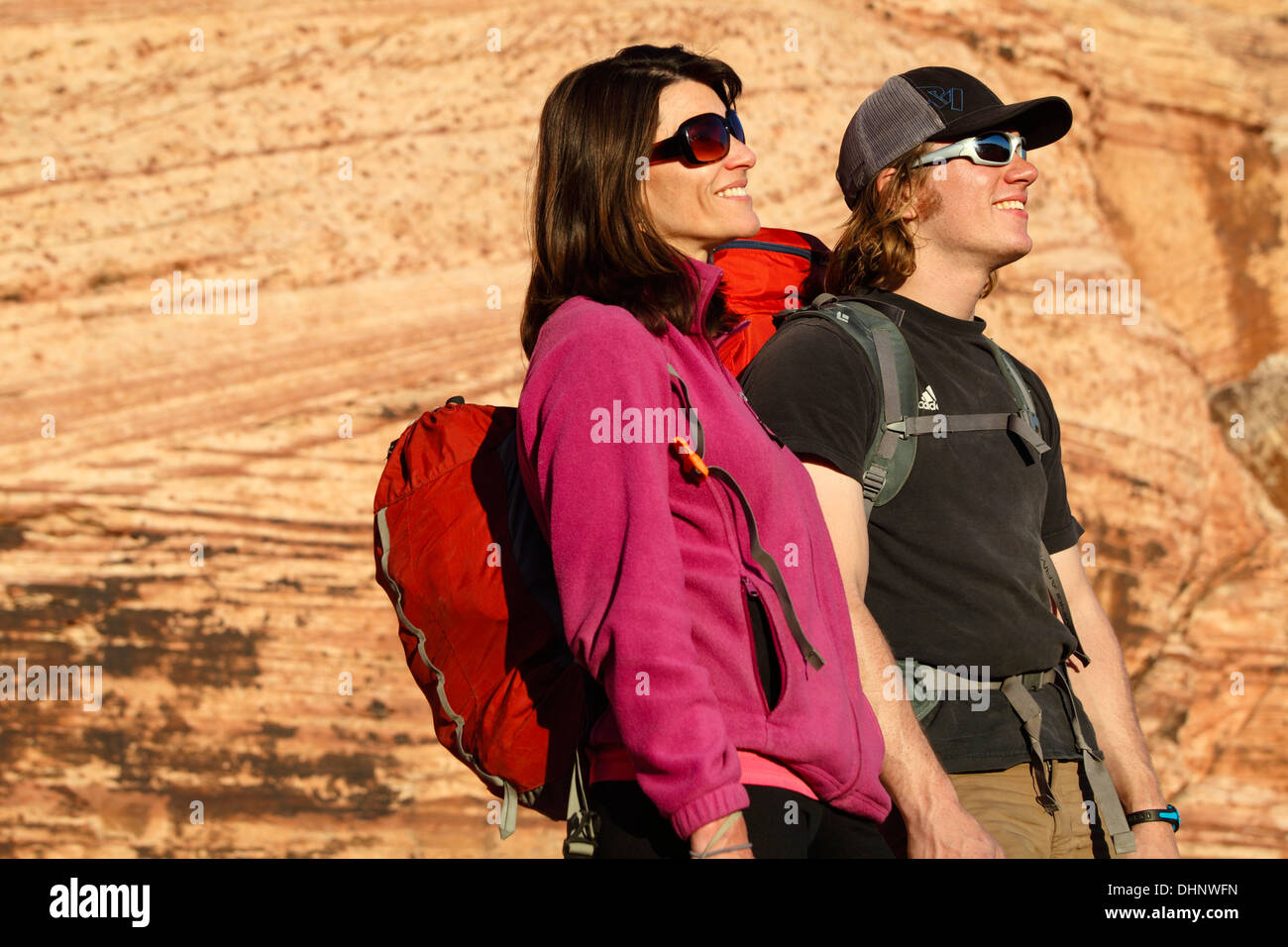 Couple au Red Rock Canyon National Conservation Area, qui est à environ 20 miles de Las Vegas Banque D'Images