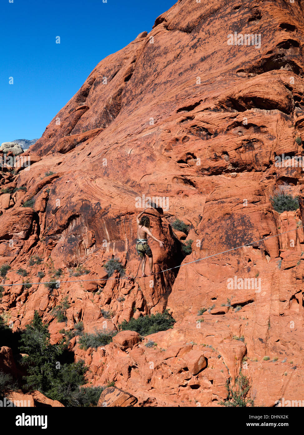 Homme marche sur highline au Red Rock Canyon National Conservation Area, qui est à environ 20 miles de Las Vegas Banque D'Images