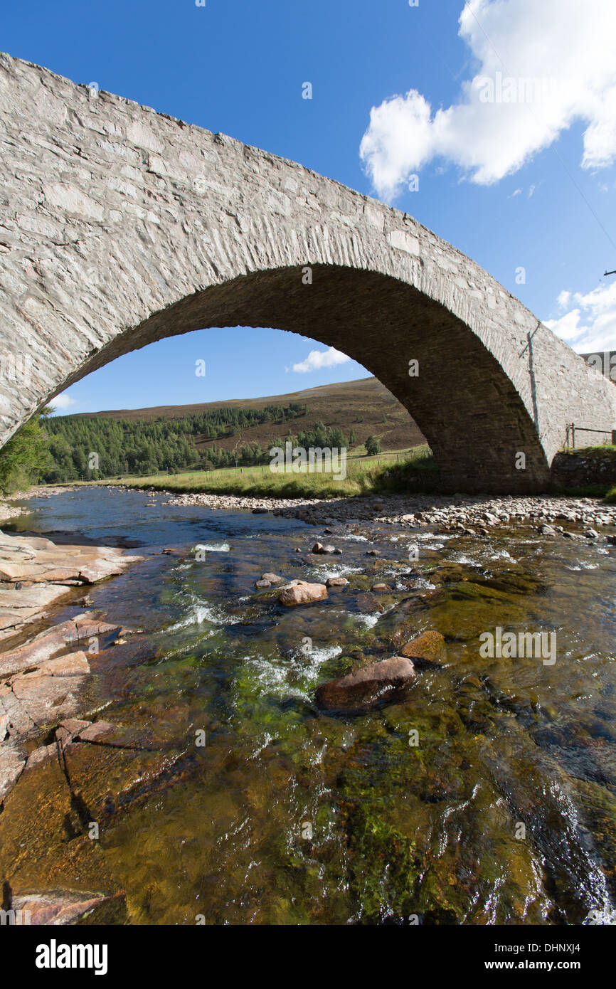 River Gairn, en Écosse. Vue pittoresque de l'Gairnshiel939 un pont sur le fleuve, près de l'Gairnshiel Gairn Lodge. Banque D'Images