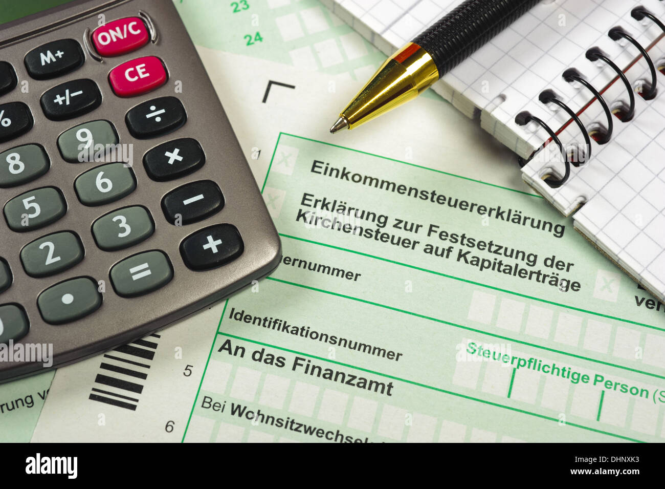Formulaire fiscal allemand avec la calculatrice Banque D'Images