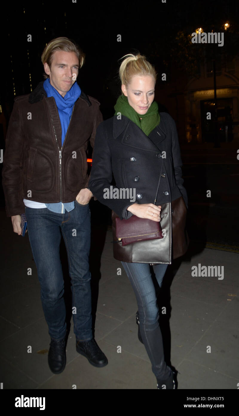 London, UK . 13 nov., 2013. Les célébrités assister à la manifestation de lancement Skate à Somerset House à Londres : Poppy Delevigne Crédit : Sebastian Toombs/Alamy Live News Banque D'Images