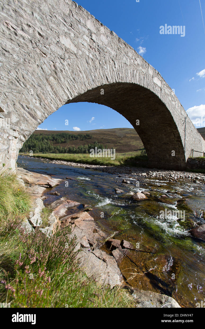 River Gairn, en Écosse. Vue pittoresque de l'Gairnshiel939 un pont sur le fleuve, près de l'Gairnshiel Gairn Lodge. Banque D'Images