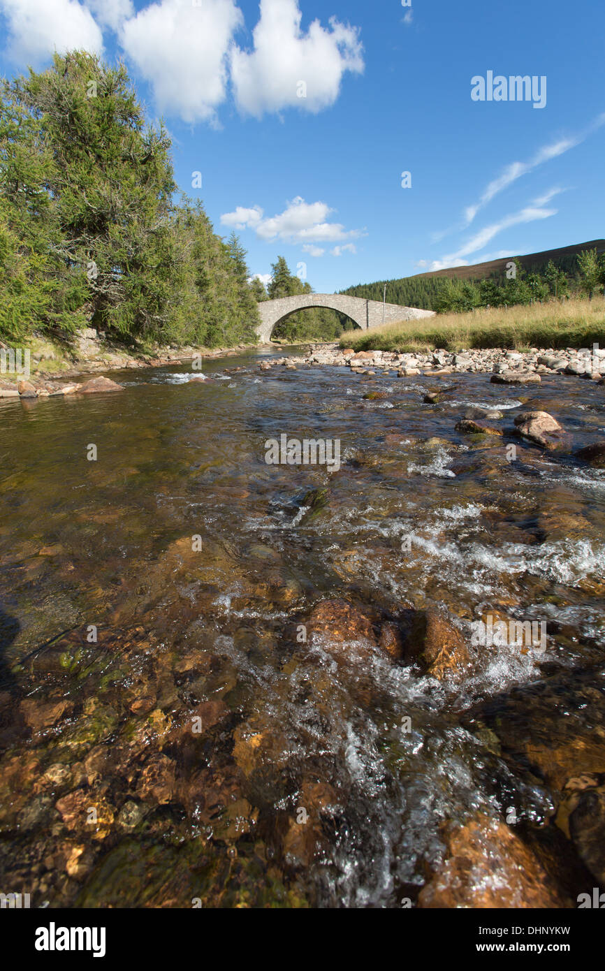 River Gairn, en Écosse. Vue pittoresque de la rivière près de Gairnshiel Gairn Lodge avec l'A939 Road Bridge en arrière-plan. Banque D'Images