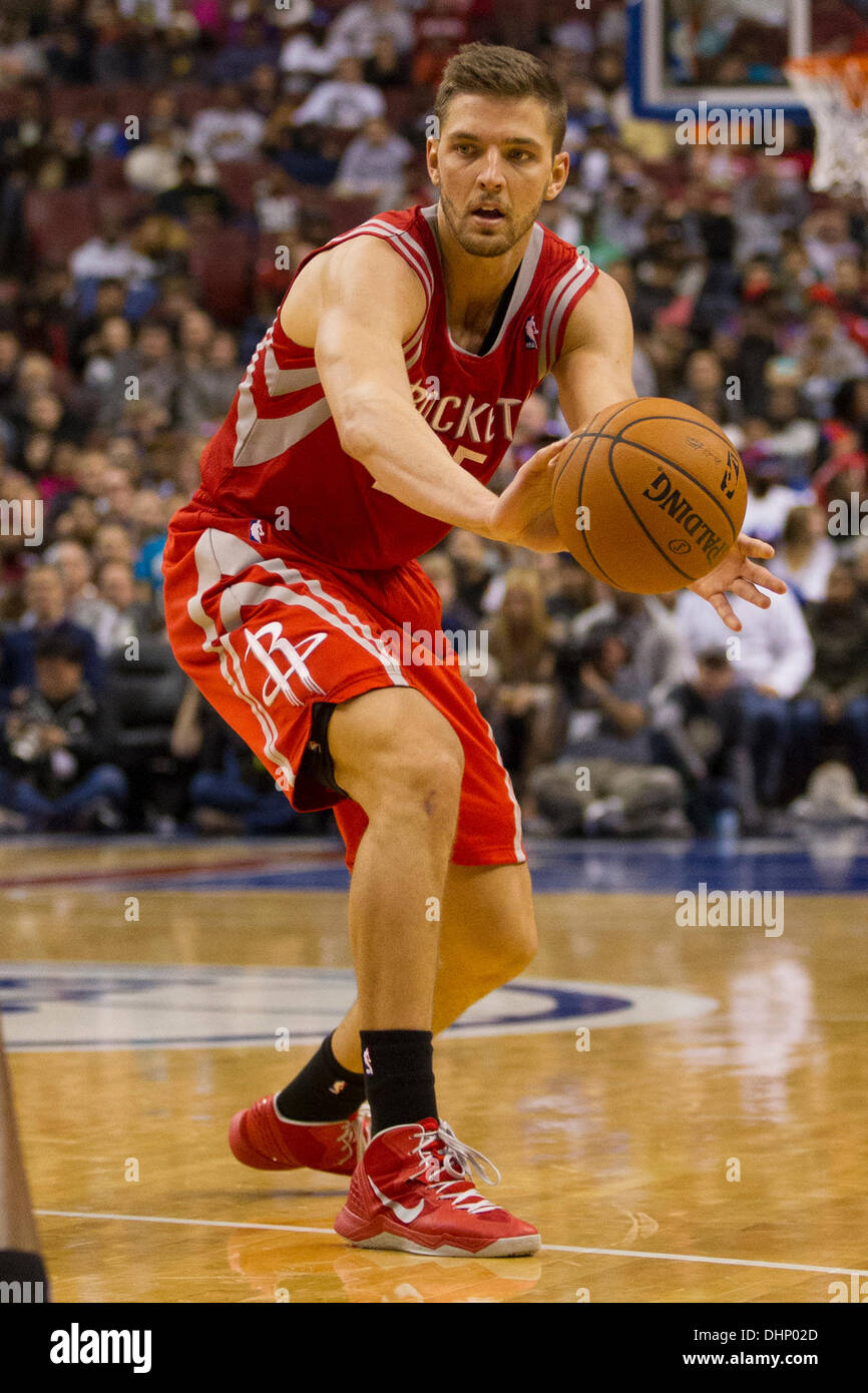 13 novembre 2013 : Houston Rockets petit ailier Chandler Parsons (25) passe le ballon au cours de la NBA match entre les Houston Rockets et les Philadelphia 76ers au Wells Fargo Center de Philadelphie, Pennsylvanie. Les 76ers gagner 123-117 en prolongation. Christopher (Szagola/Cal Sport Media) Banque D'Images