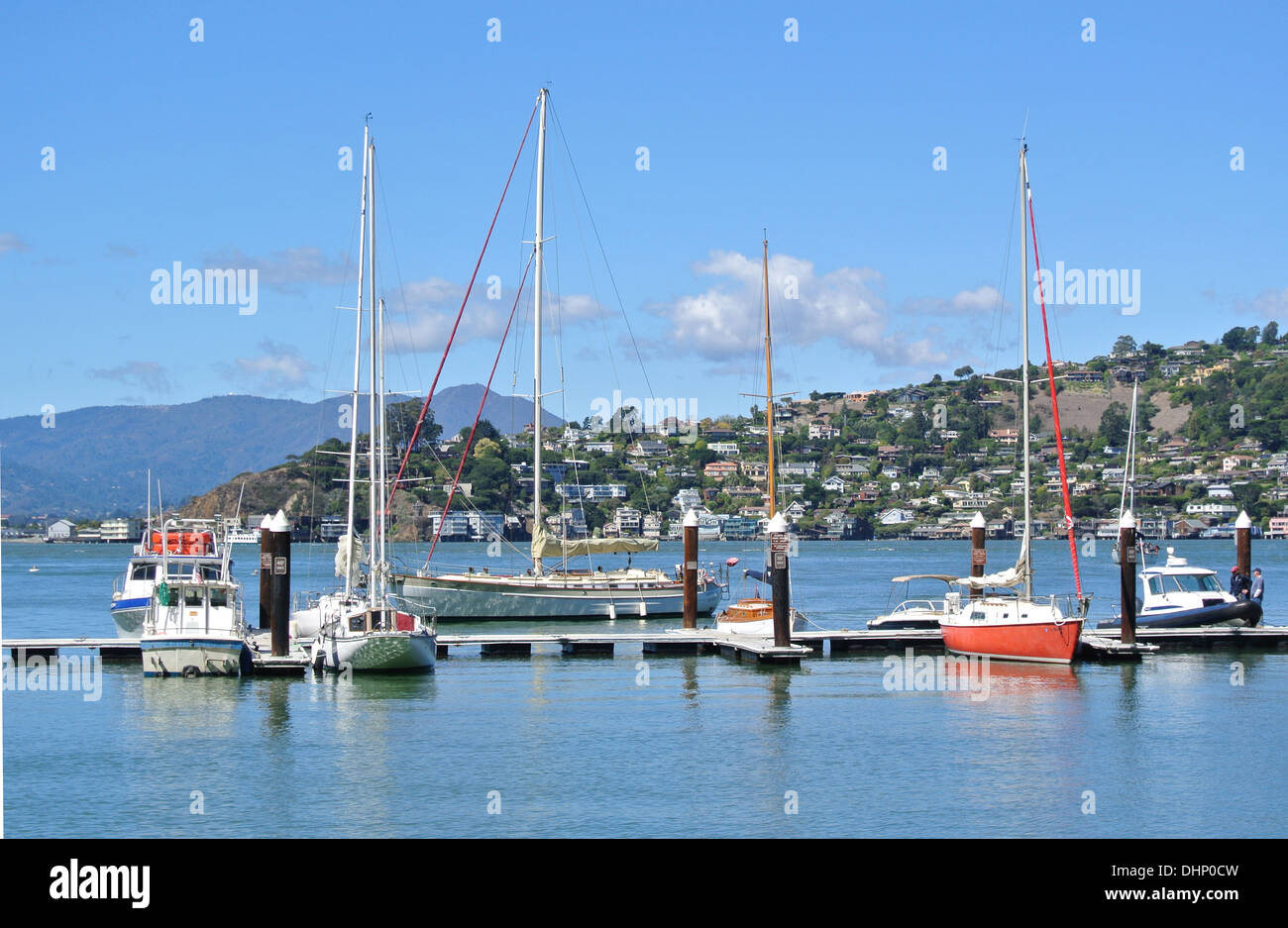 Vue sur le port sur Angel Island et la ville de Tiburon dans le comté de Marin en Californie Banque D'Images