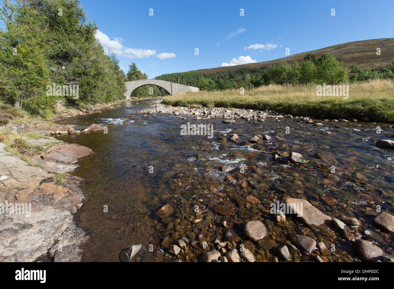 River Gairn, en Écosse. Vue pittoresque de la rivière près de Gairnshiel Gairn Lodge avec l'A939 Road Bridge en arrière-plan. Banque D'Images
