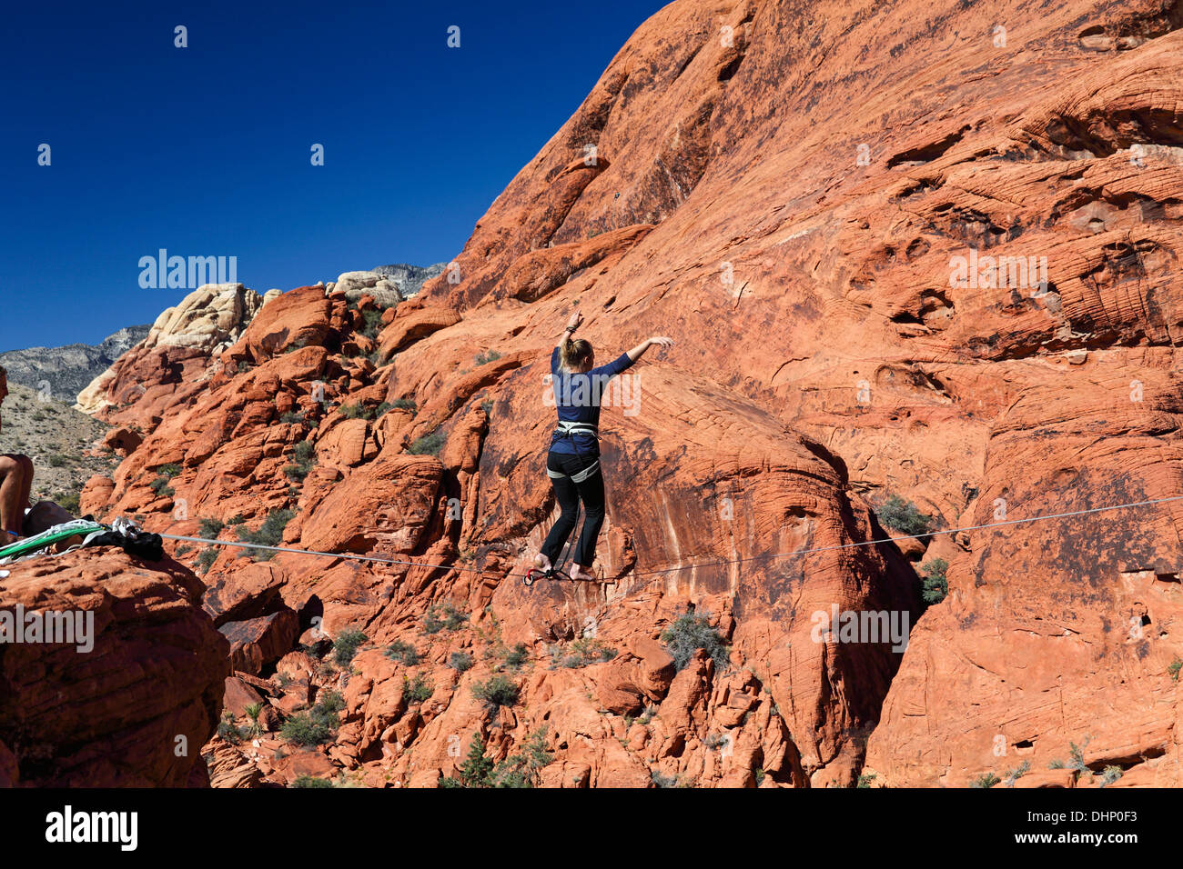 Jeune femme sur highline au Red Rock Canyon National Conservation Area Banque D'Images