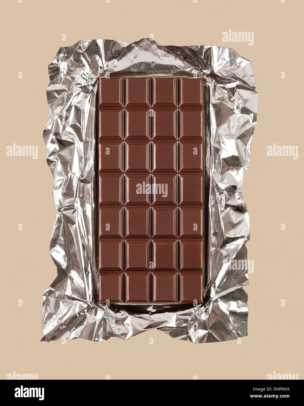 Bonbons au chocolat bar avec unwrapped aluminium Banque D'Images