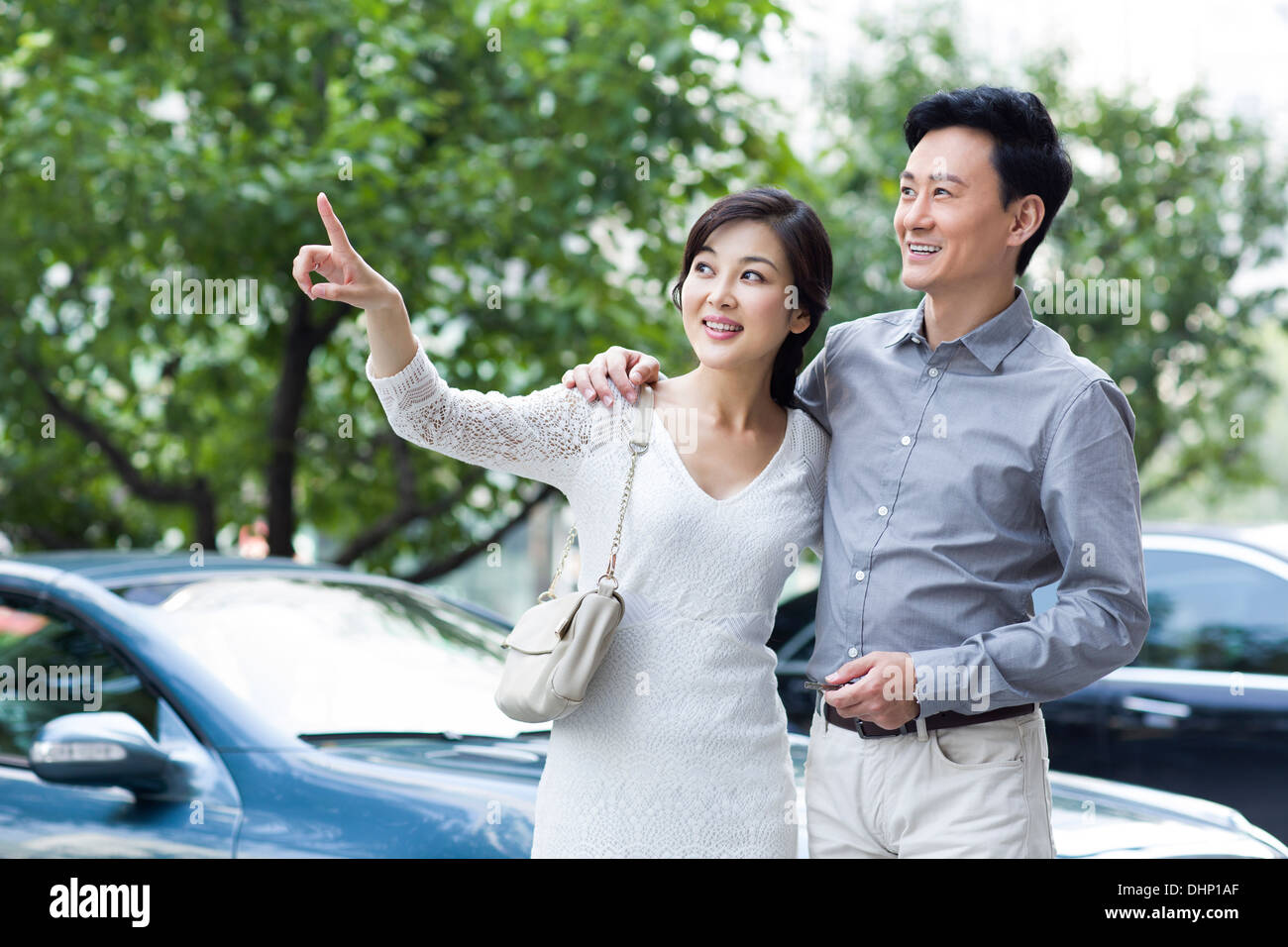 Couple heureux et à l'écart de pointage Banque D'Images