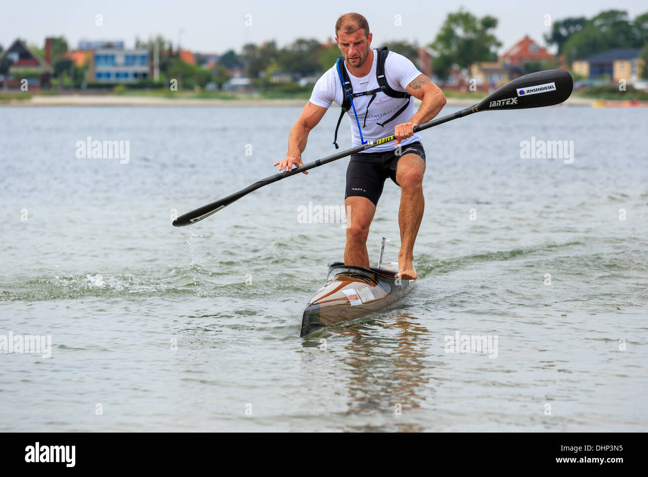 Un kayakiste prêt à sortir de son kayak, plage de Copenhague Marathon pour kayak et canot, Copenhague, Danemark Banque D'Images