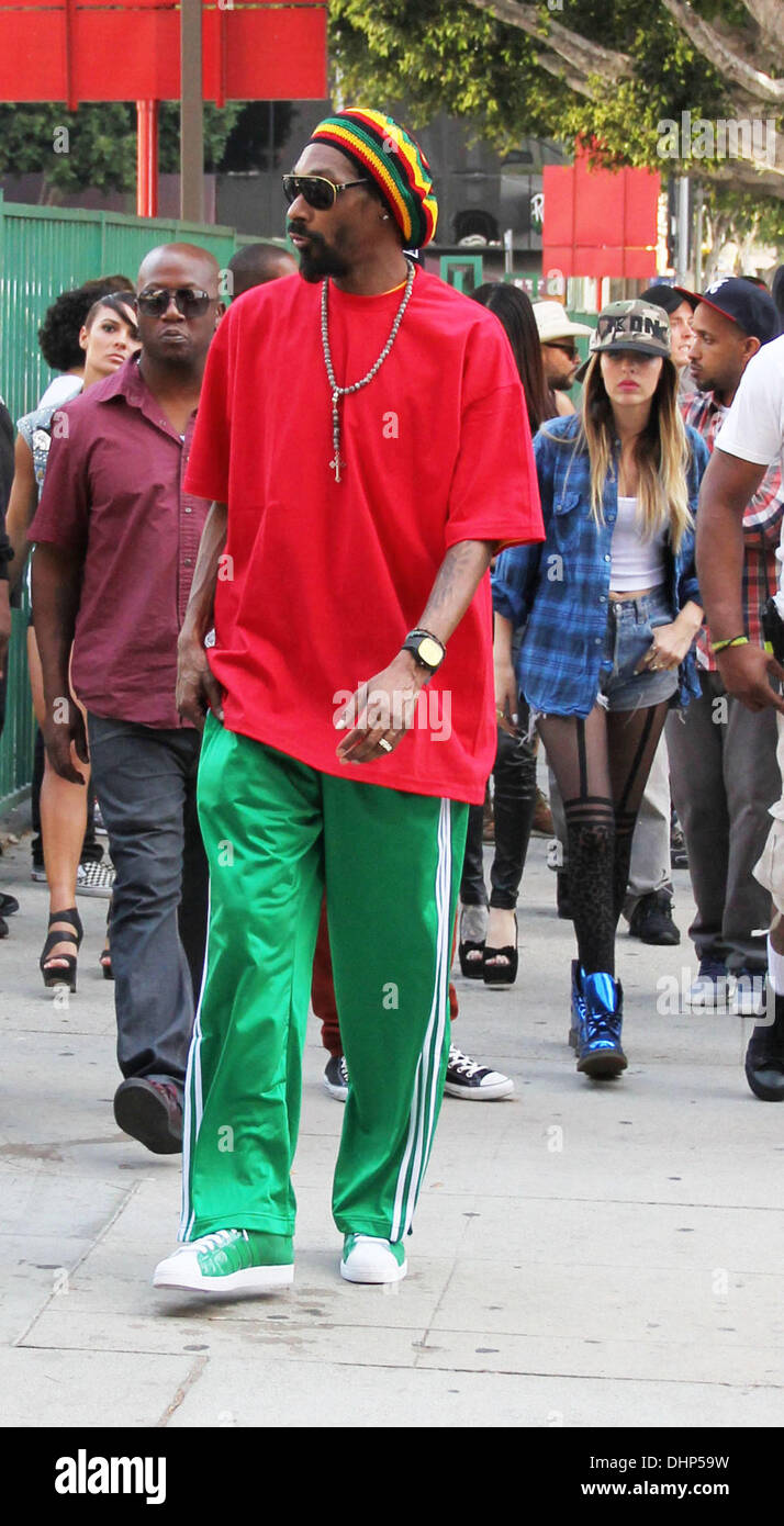 Snoop Dogg arrive sur le tournage de son dernier film dans le centre-ville  de Los Angeles. Le Gin et jus hitmaker portait un survêtement Adidas style  rastafari et a été vu au