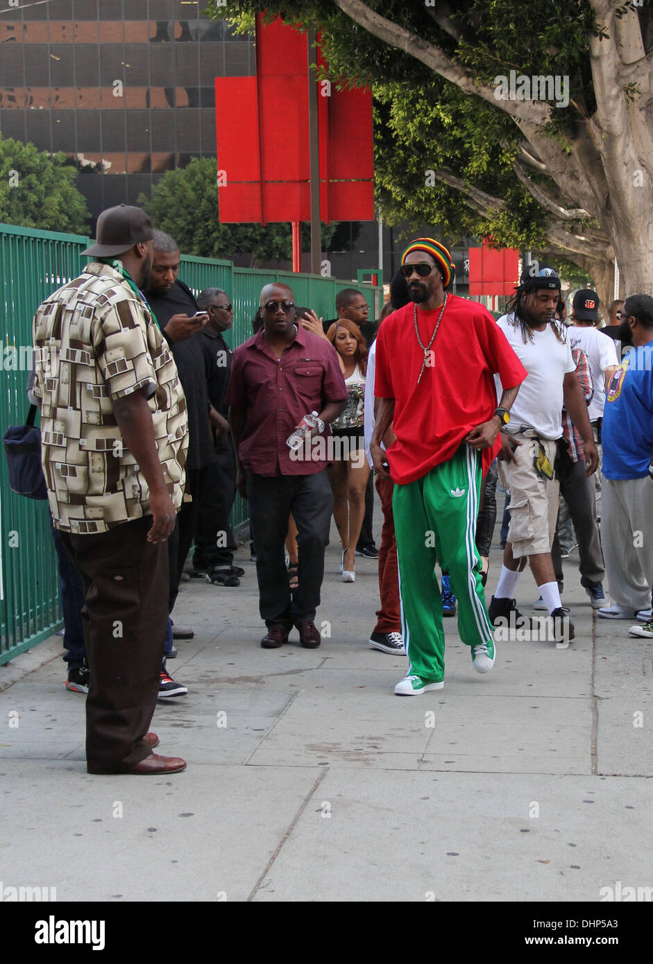 Snoop Dogg arrive sur le tournage de son dernier film dans le centre-ville  de Los Angeles. Le Gin et jus hitmaker portait un survêtement Adidas style  rastafari et a été vu au