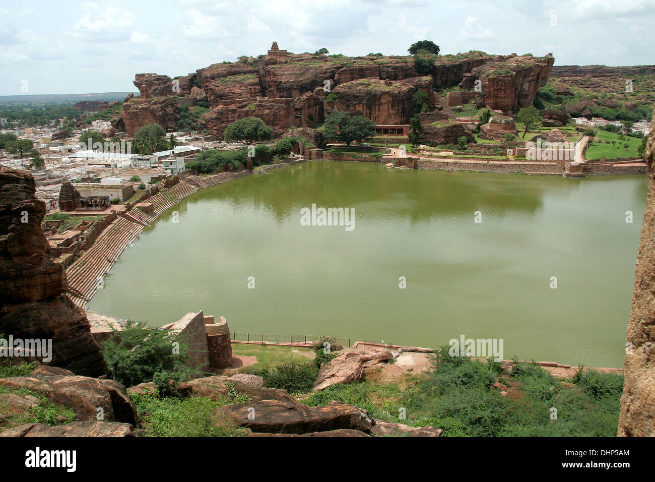 Hisrioric Agusthya Teertha lac à Badami, Karnataka, Inde, Asie Banque D'Images