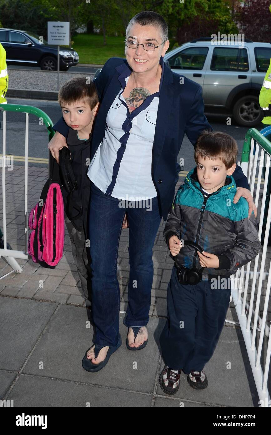 Sinead O'Connor avec fils Shane et célébrités Yeshua en dehors de la route des Studios pour 'The Late Late Show' Dublin, Irlande - 11.05.12 Banque D'Images