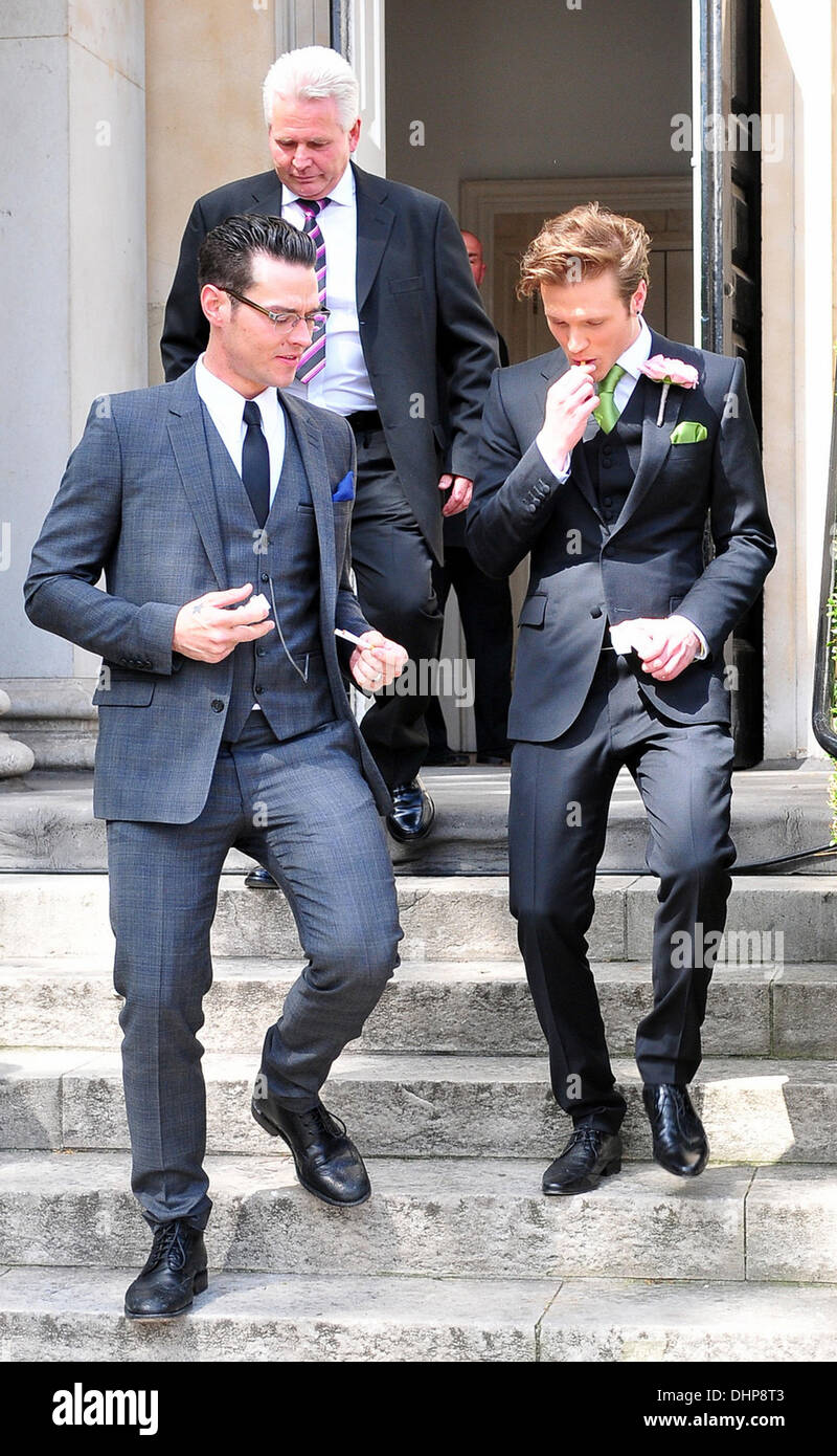 Matt Willis et Dougie Poynter Le mariage de McFly's Tom Fletcher et Giovanna Falcone dans Marylebone Londres, Angleterre - 12.05.12 Banque D'Images