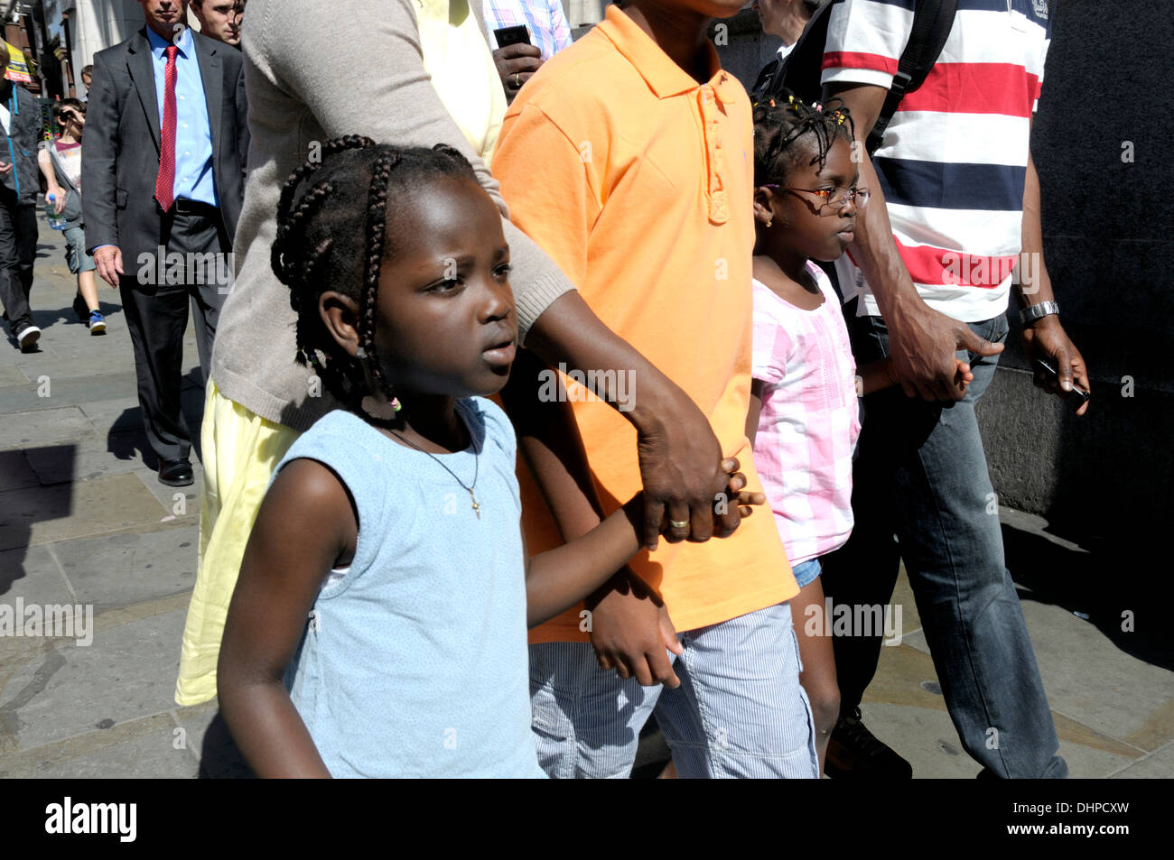 Londres, Angleterre, Royaume-Uni. Jeune famille noire marchant dans Whitehall Banque D'Images