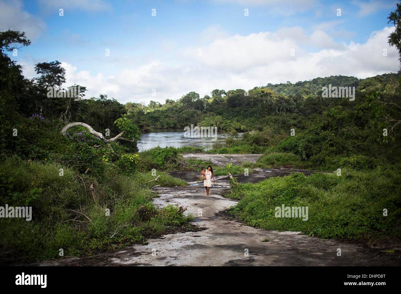 9 mai 2013 - Poti-Kro, Para, Brésil - une femme marche Xikrin retour à son village de la rivière. La plupart des villages Xikrin sont situés à proximité d'une rivière pour le transport et la pêche. Les Xikrin personnes vivent sur l'Bacaja, un affluent de la rivière Xingu, où la construction du barrage de Belo Monte est à la pointe de la construction. Certains scientifiques affirment que le niveau d'eau du Bacaja diminue rapidement en raison du barrage. (Crédit Image : © Taylor Weidman/ZUMA/ZUMAPRESS.com) fil Banque D'Images