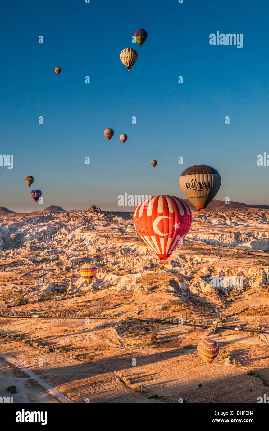 Tôt le matin d'un vol en ballon au-dessus de la Cappadoce en Anatolie centrale, Turquie. Banque D'Images
