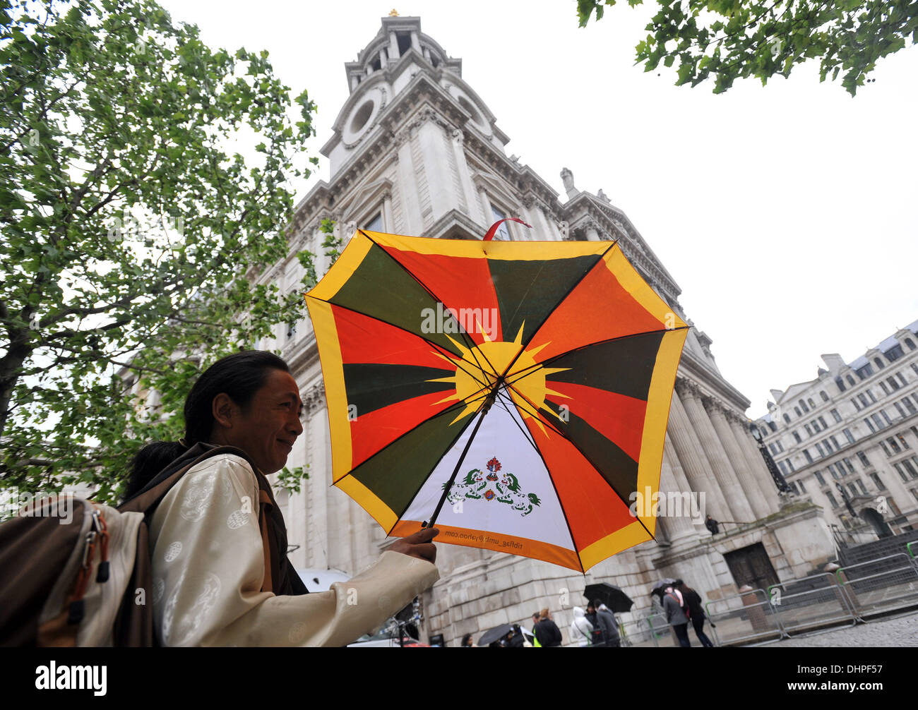 Atmosphère Sa Sainteté le Dalaï Lama arrive à la Cathédrale St Paul à recevoir le Prix Templeton. Londres, Angleterre - 14.05.12 Banque D'Images