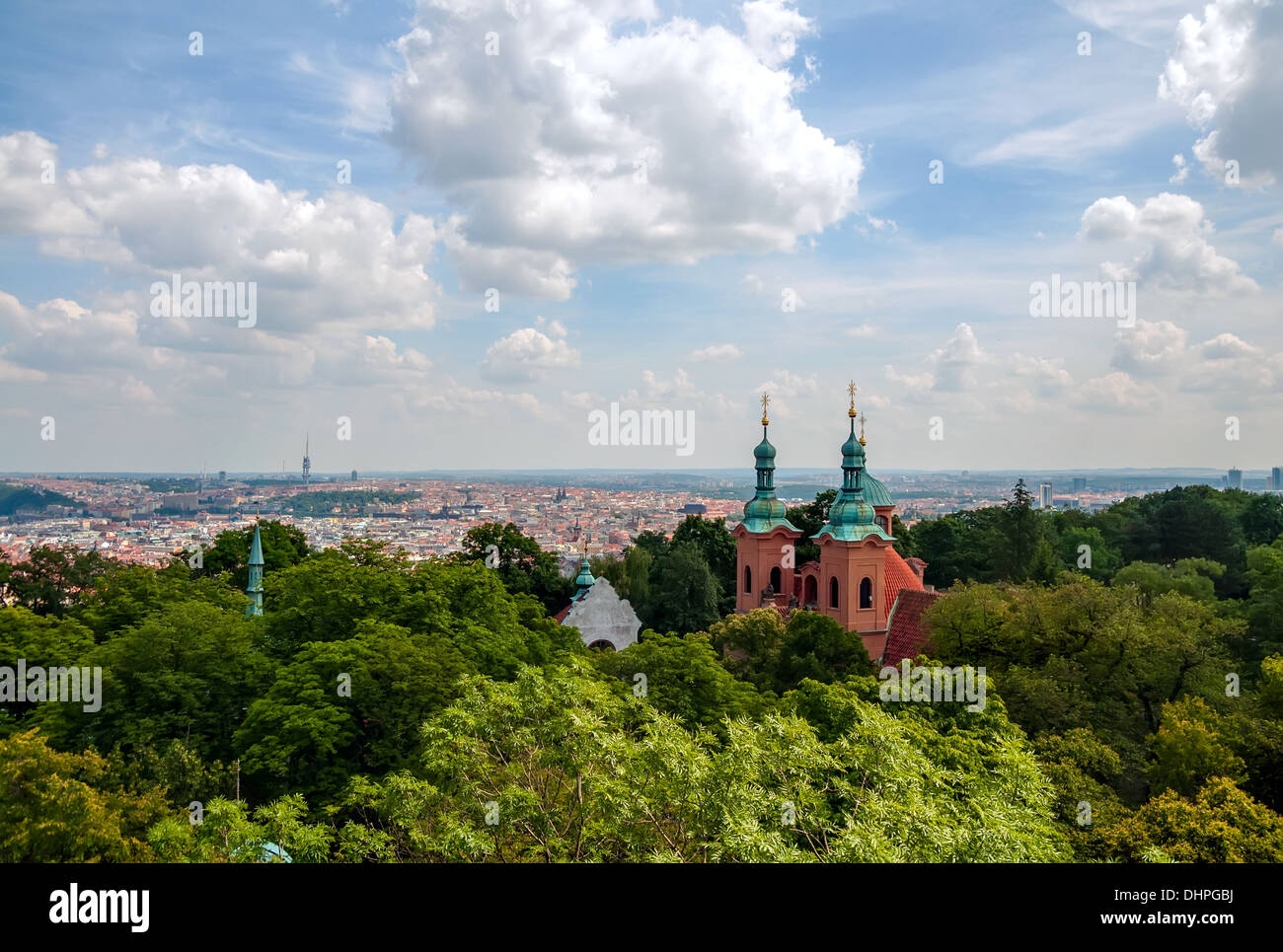 Paysage du centre-ville de Prague et l'église en Parc, Vue aérienne Banque D'Images