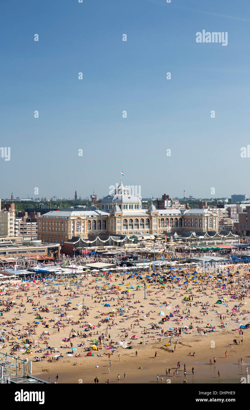 Scheveningen, Pays-Bas, la plage bondée, les personnes bénéficiant d'un bain de soleil l'eau de mer. Zone de Grand Hotel Amrâth Hôtel Kurhaus. Aerial Banque D'Images