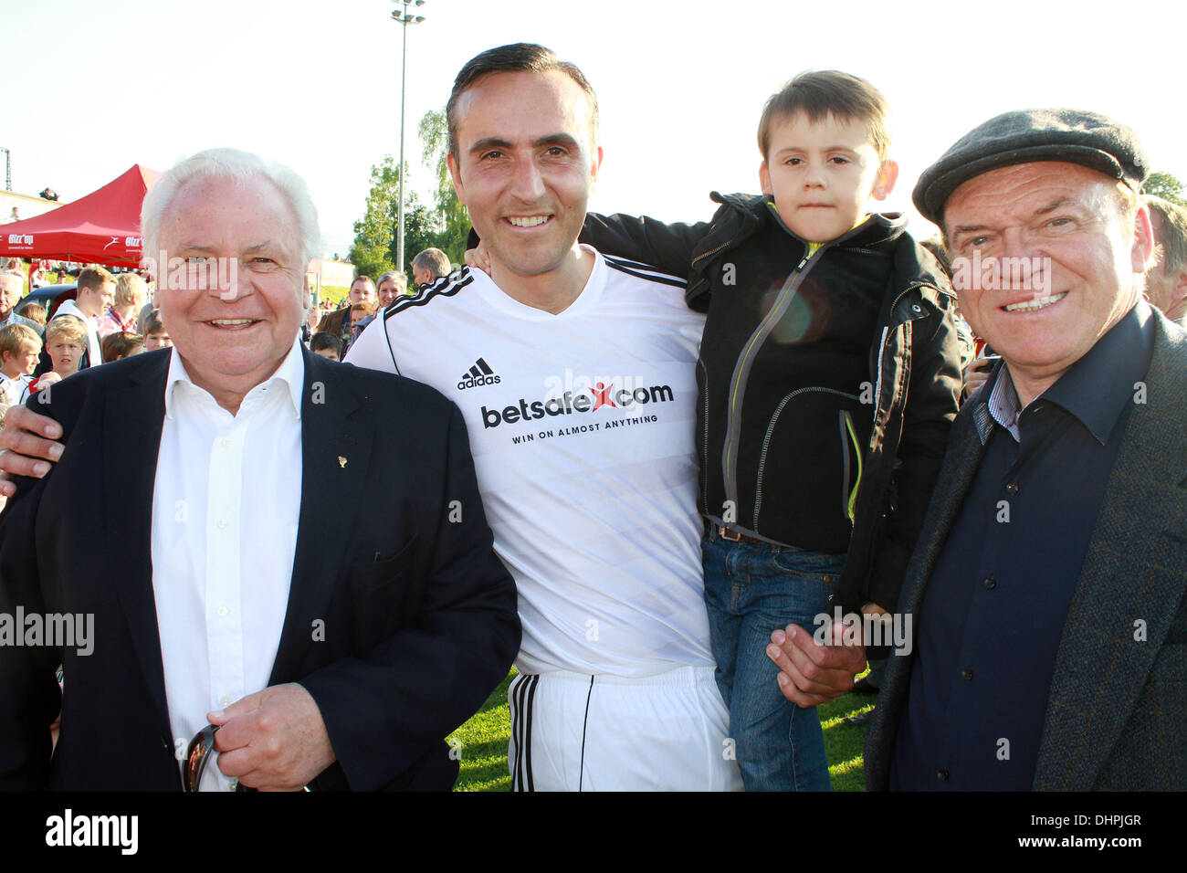 Eckart Witzigmann, Fabrice Kieffer avec son fils, invité Première Liga match de football de bienfaisance tenue à Jahnstadium Rosenheim, Allemagne - 14.05.12 Banque D'Images