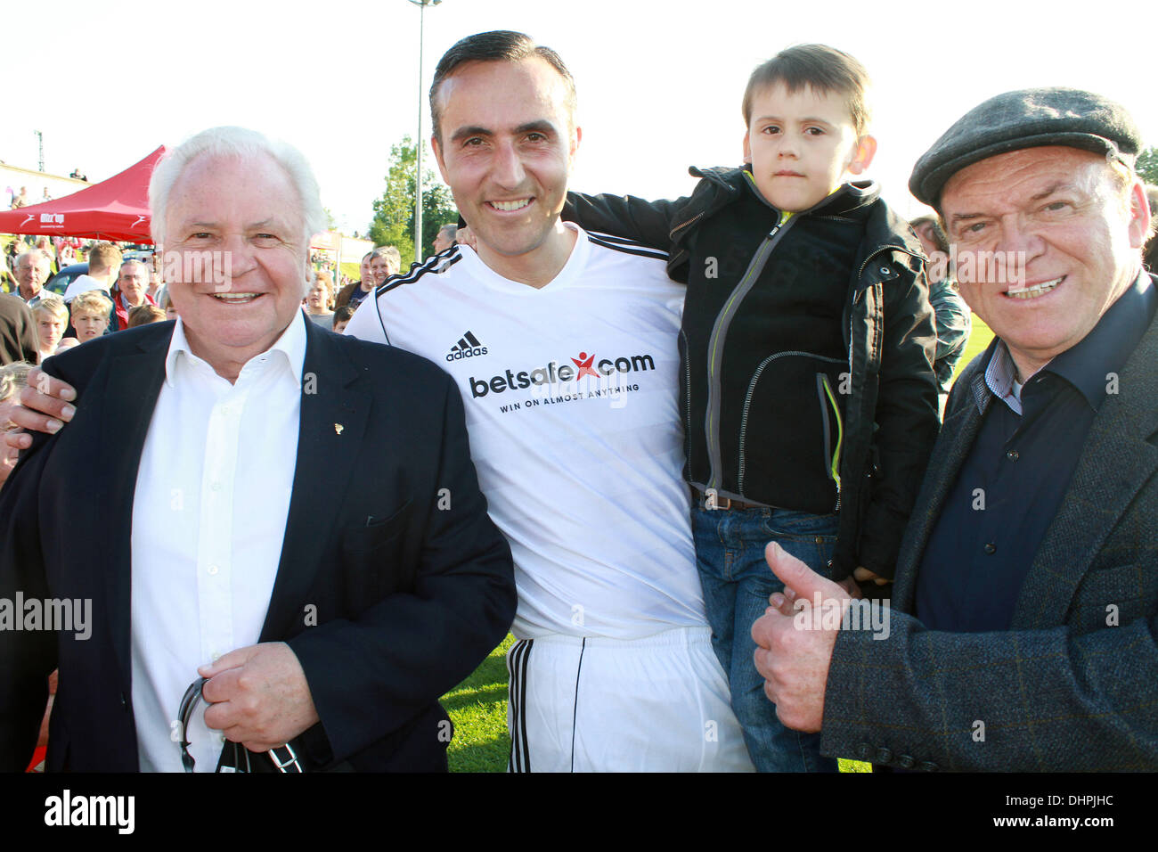 Eckart Witzigmann, Fabrice Kieffer avec son fils, invité Première Liga match de football de bienfaisance tenue à Jahnstadium Rosenheim, Allemagne - 14.05.12 Banque D'Images
