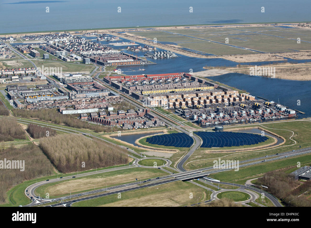Pays-bas, Almere, Nuon Solar island. Des panneaux solaires. Aerial Banque D'Images
