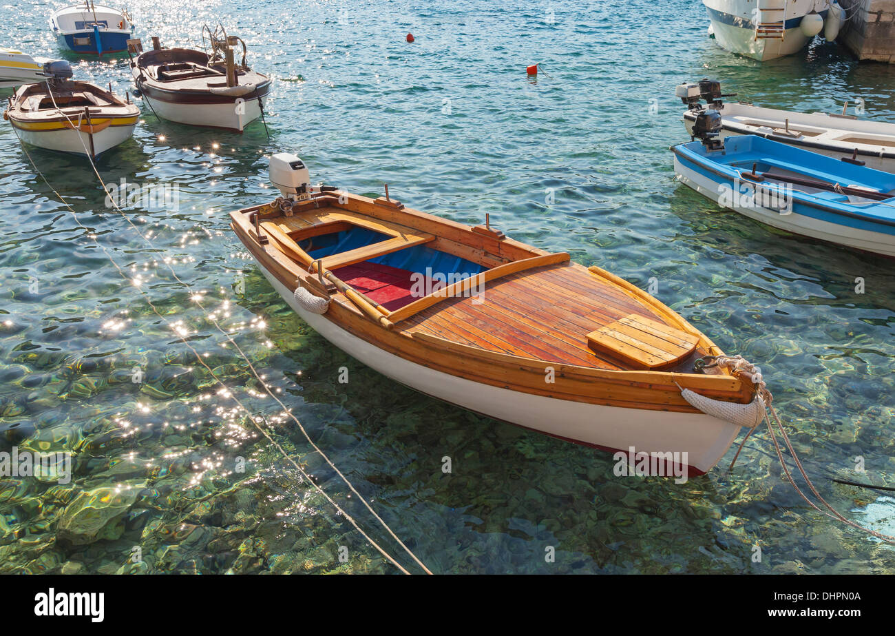 Bateaux de pêche en bois flottant amarré dans l'eau de mer Adriatique. Ville de Petrovac, Monténégro Banque D'Images