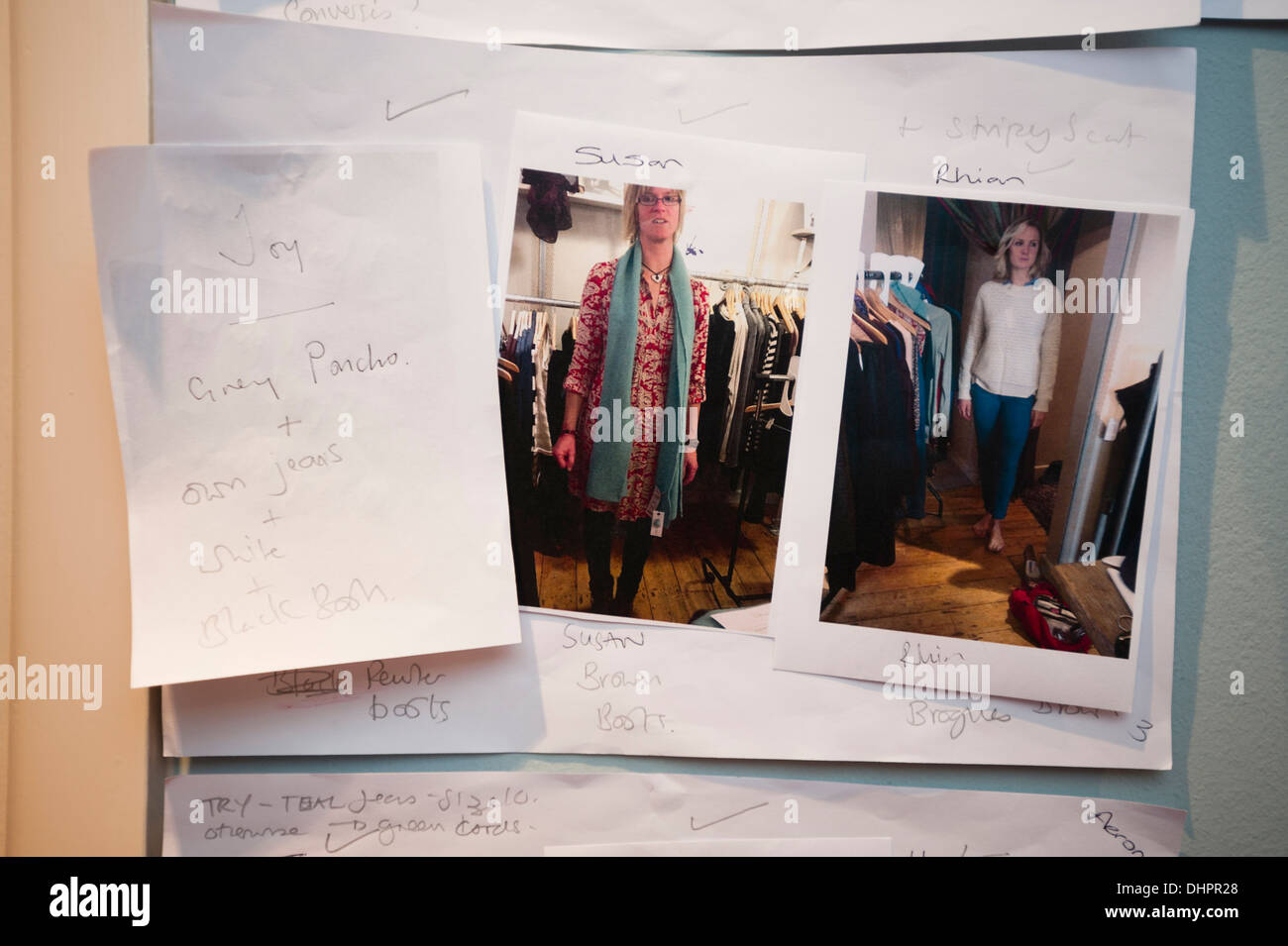 Photos Polaroid et modèles notes montrant des vêtements et des accessoires  en coulisses lors d'un défilé de mode UK Photo Stock - Alamy