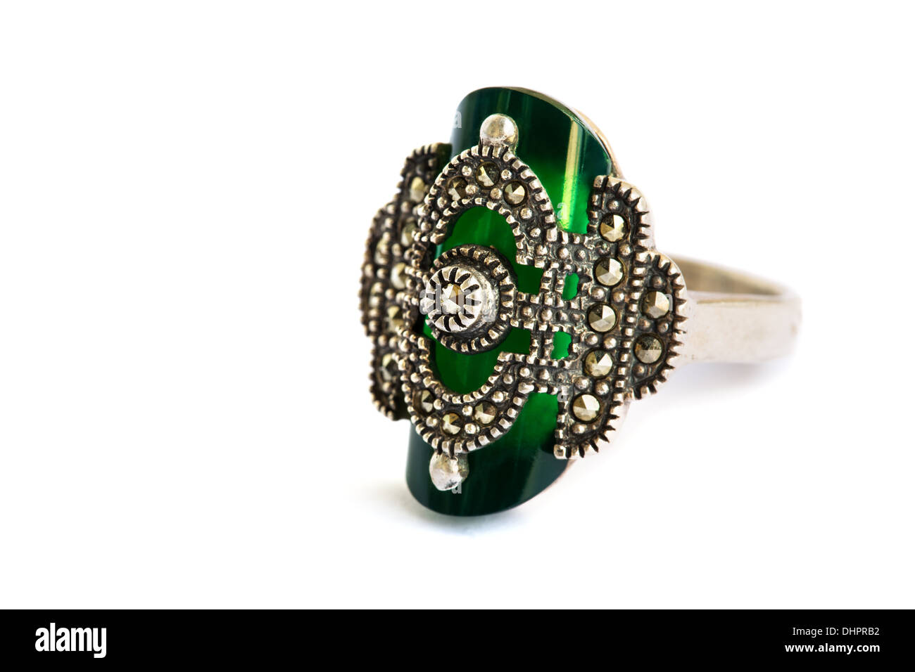 Bague argent avec pierre verte isolée sur fond blanc. Banque D'Images