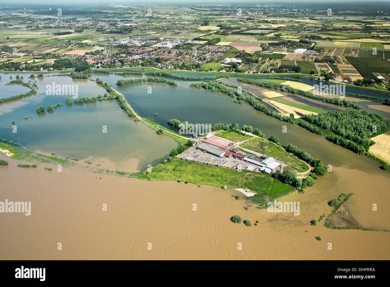 Pays-bas, Dodewaard. Rivière Waal. Les terres inondées et les zones inondables. Entreprise de construction. Aerial Banque D'Images