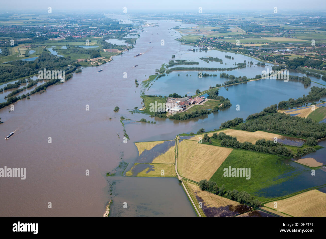 Pays-bas, Dodewaard. Rivière Waal. Les terres inondées et les zones inondables. Entreprise de construction. Aerial Banque D'Images