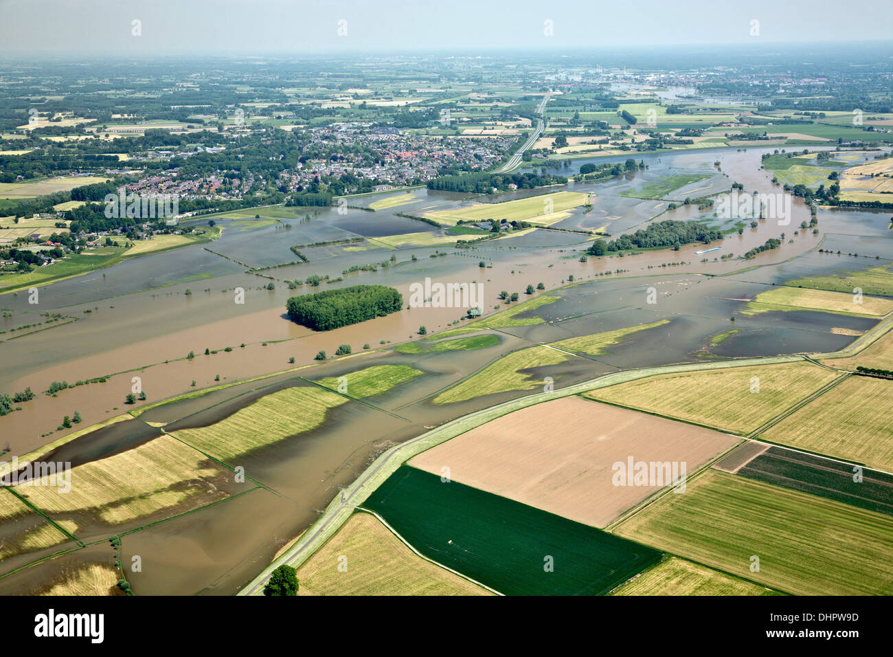 Pays-bas, Brummen. La rivière IJssel. Les plaines de l'inondation. La submersion de terres. Navire de charge. Aerial Banque D'Images