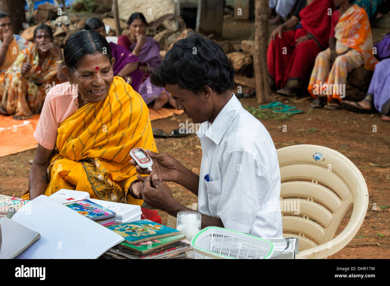 Des tests de glycémie un patient diabétique à Sri Sathya Sai Baba mobiles de proximité hôpital clinique. L'Andhra Pradesh, Inde. Banque D'Images
