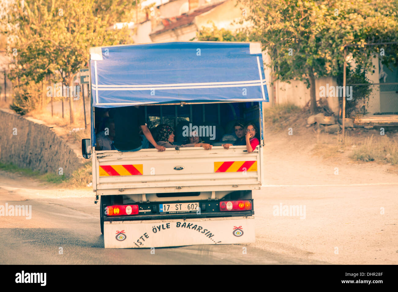 Les gens qui voyagent à l'arrière du camion. Turquie 2013 Banque D'Images