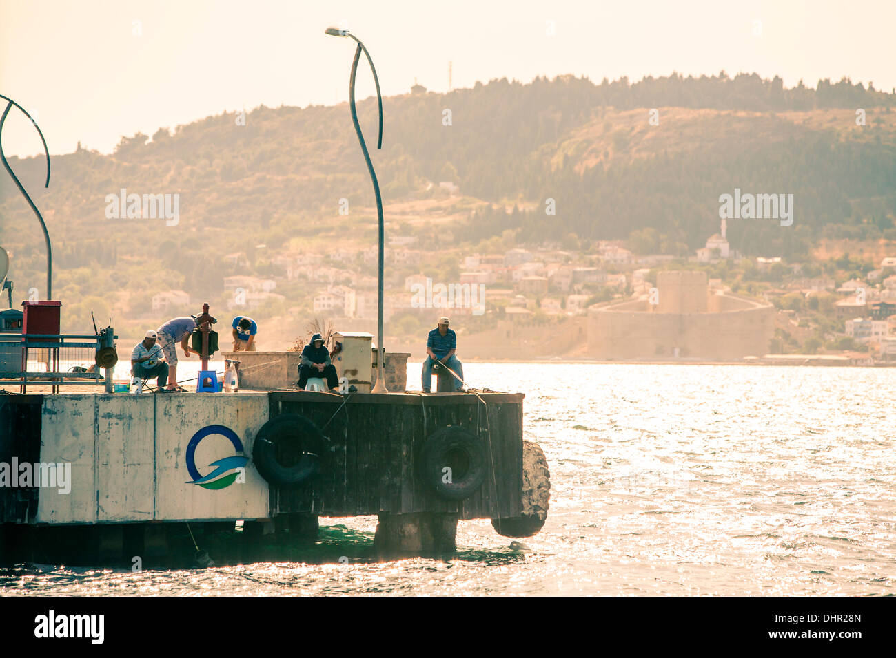Les gens de la pêche dans le port. Canakkale, Turquie 2013 Banque D'Images