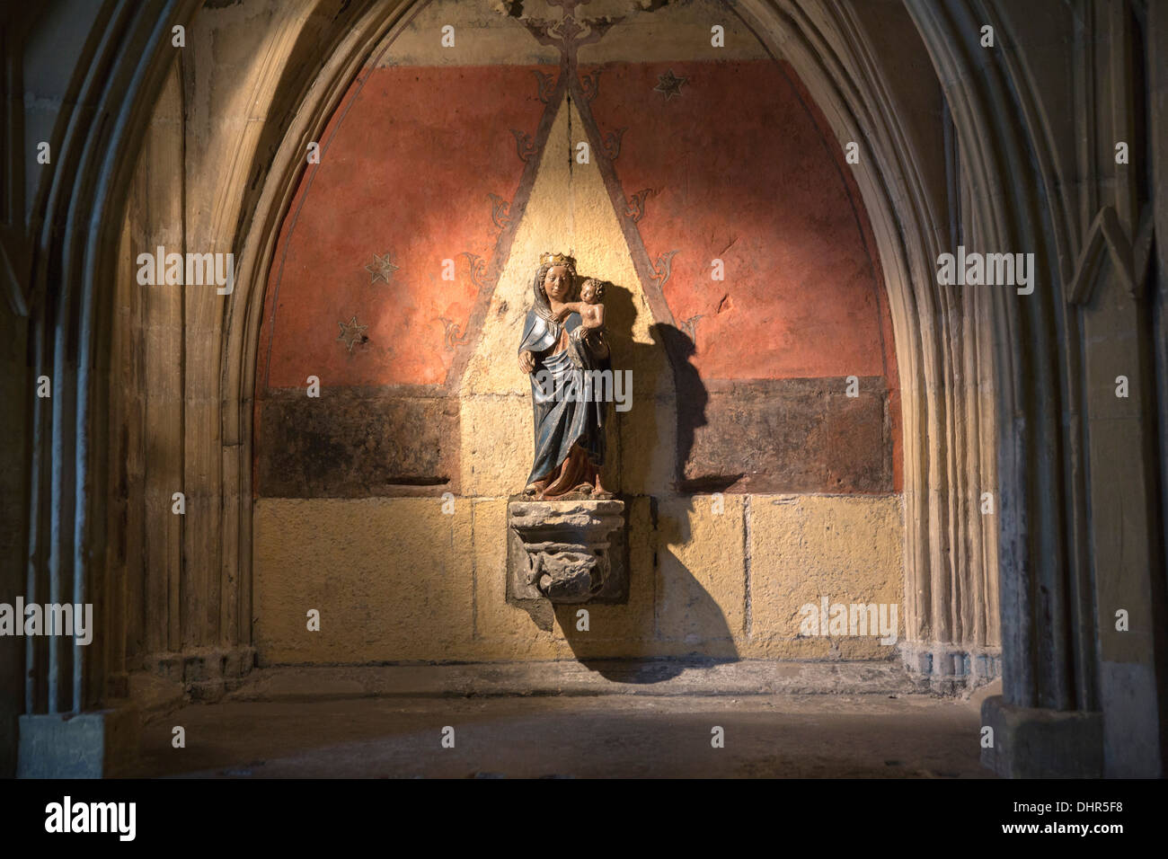 Pays-bas, Maastricht, l'Église appelée Saint Servaas Basilique de Vrijthof carrés . L'intérieur. Statue de Vierge Marie et l'enfant Banque D'Images