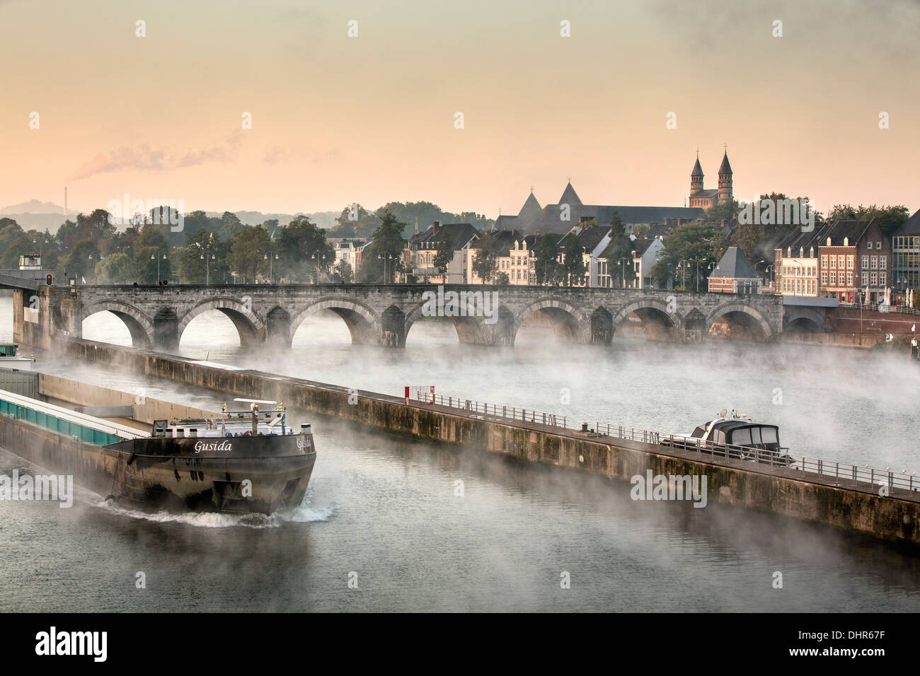 Pays-bas, Maastricht, Maas ou Meuse. Pont appelé Sint Servaas. Toit de l'église en arrière-plan modifié numériquement. Voile Banque D'Images