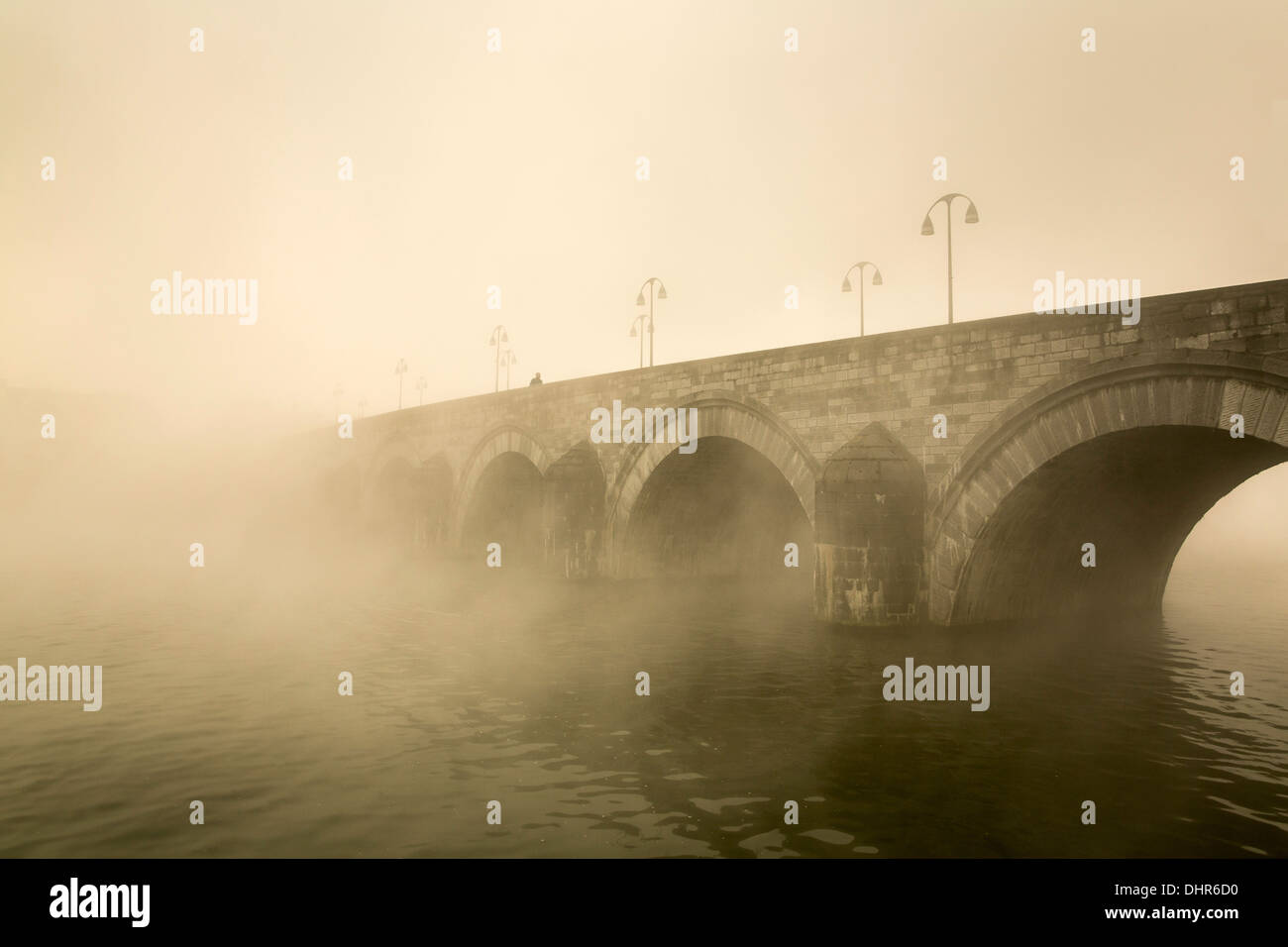 Pays-bas, Maastricht, Maas ou Meuse. Pont appelé Sint Servaas. Brume du matin. Cargo Banque D'Images