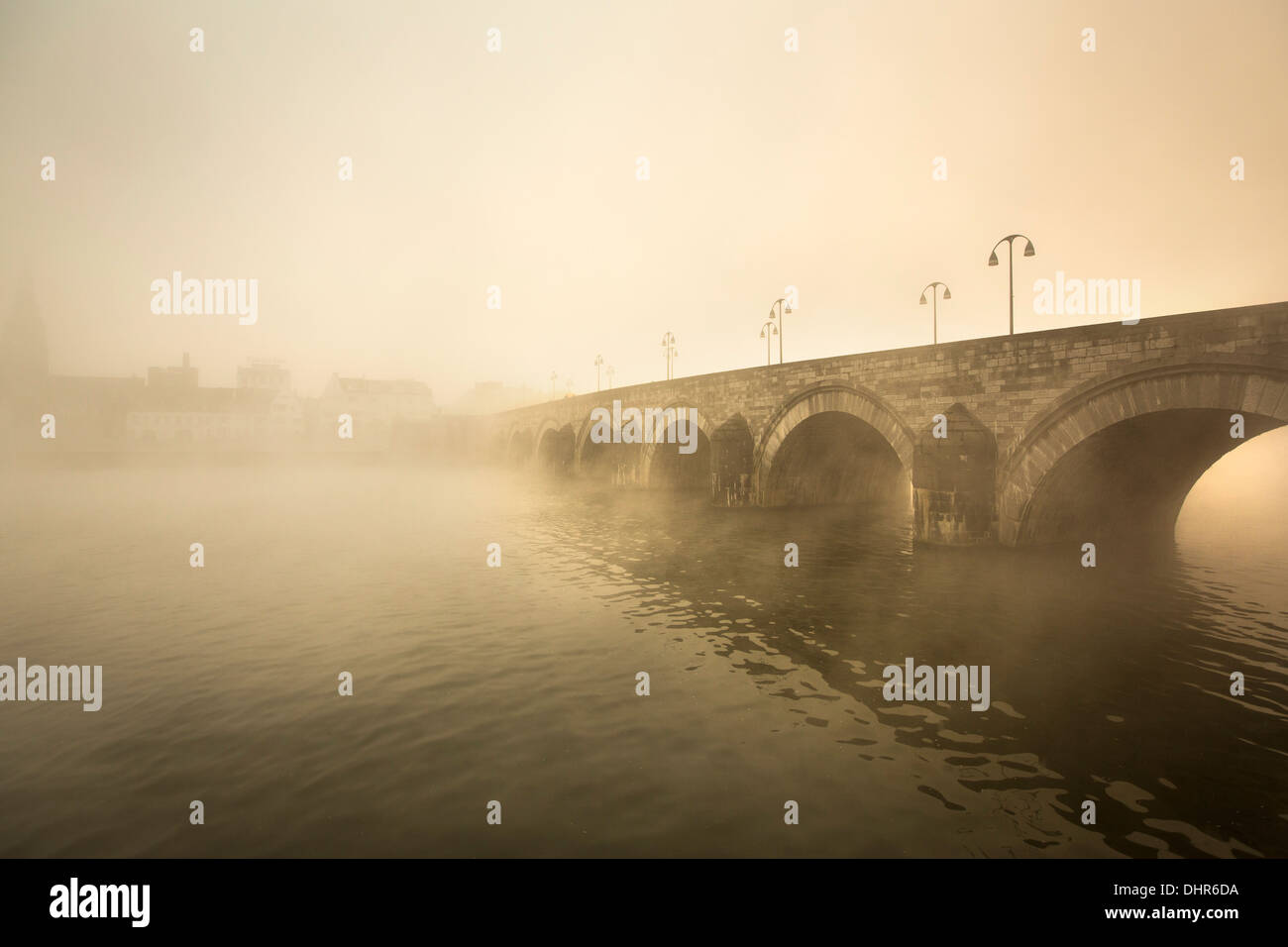 Pays-bas, Maastricht, Maas ou Meuse. Pont appelé Sint Servaas. Brume du matin. Cargo Banque D'Images