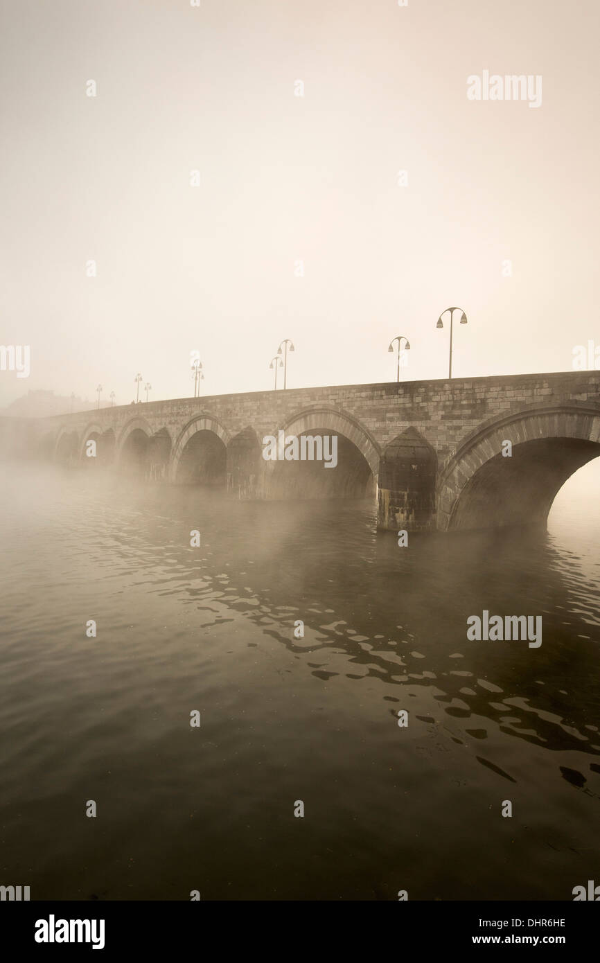 Pays-bas, Maastricht, Maas ou Meuse. Pont appelé Sint Servaas. Brume du matin. Cargo Banque D'Images