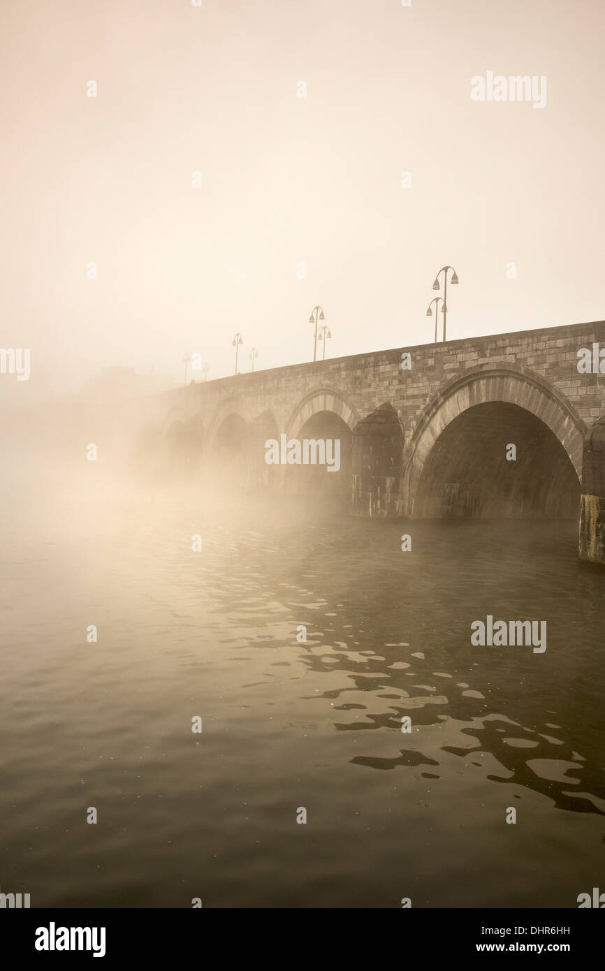 Pays-bas, Maastricht, Maas ou Meuse. Pont appelé Sint Servaas. Brume du matin. Cargo Banque D'Images