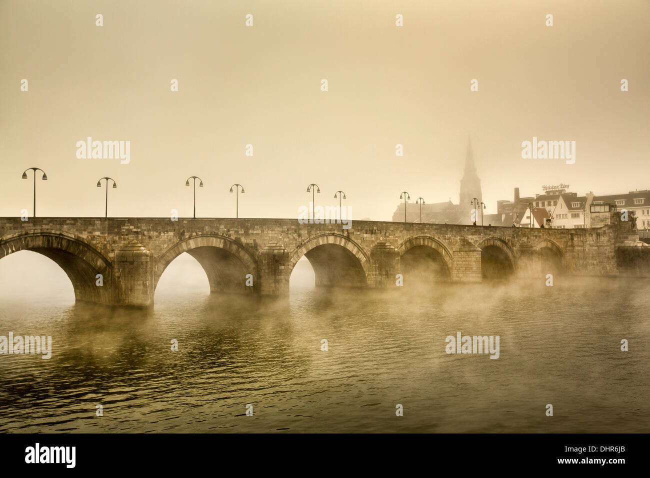 Pays-bas, Maastricht, Maas ou Meuse. Pont appelé Sint Servaas. Brume du matin. Cargo Banque D'Images