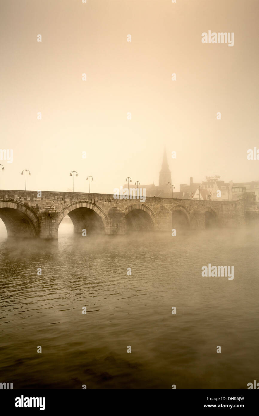 Pays-bas, Maastricht, Maas ou Meuse. Pont appelé Sint Servaas. Brume du matin. Cargo Banque D'Images