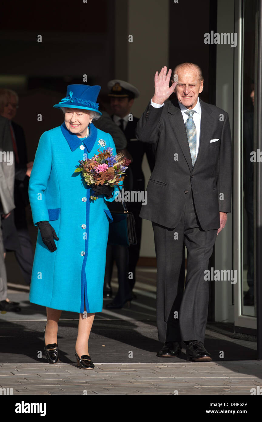 Manchester, UK. 14 novembre 2013. Sa Majesté la Reine et le Prince Philip partir après l'ouverture officielle de la coopérative siège à Manchester. 14 novembre 2013. Credit : Howard Harrison/Alamy Live News Banque D'Images