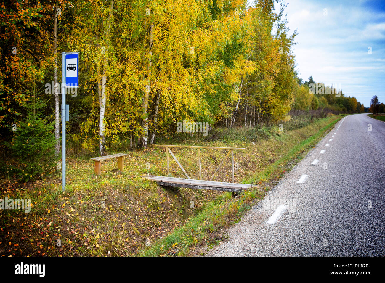 Rural en bordure de l'arrêt de bus. L'automne, banc et fossés routiers dans Tallinn, Estonie Comté. Banque D'Images