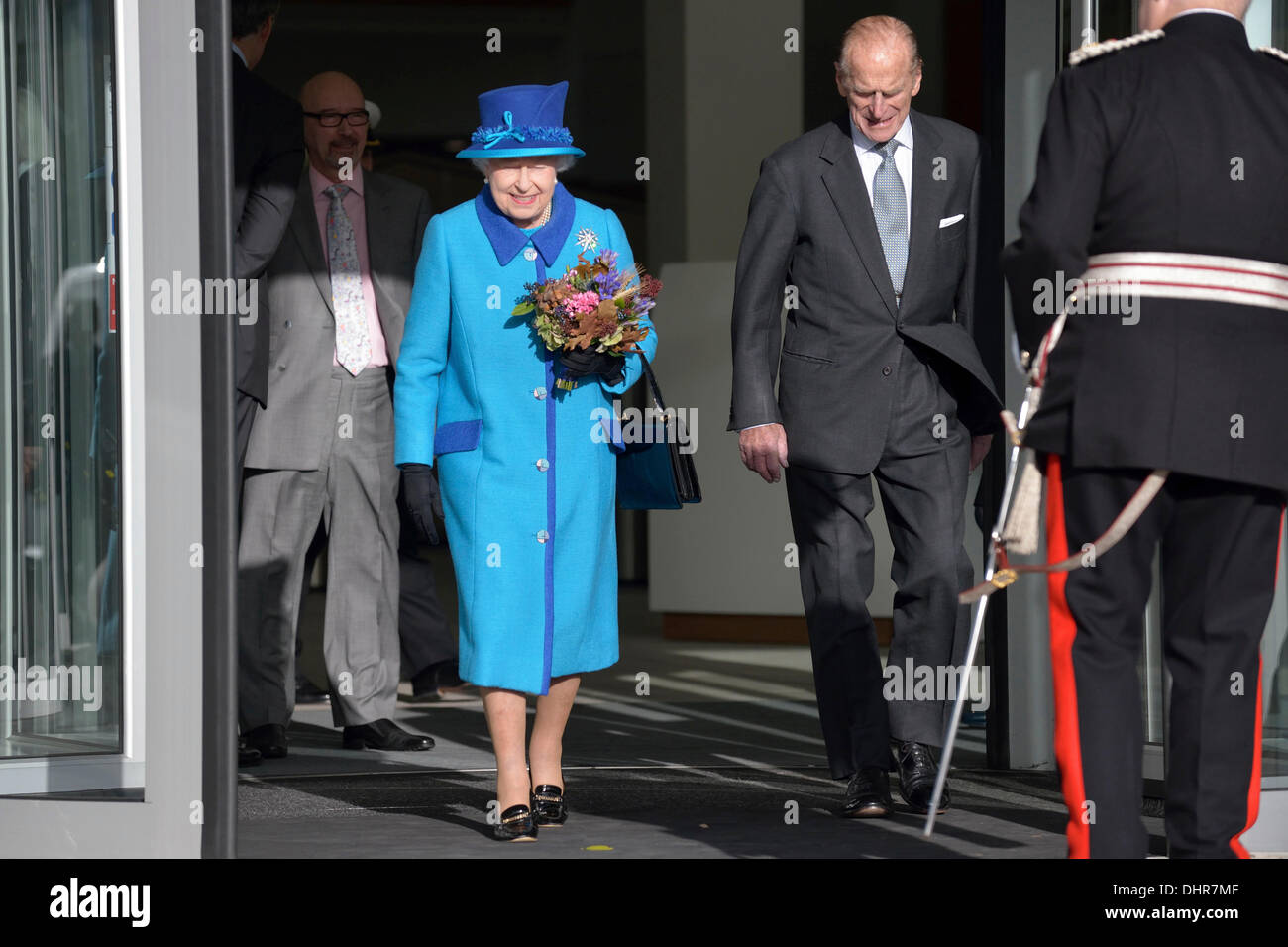 Manchester, UK. 14 novembre 2013. La Reine et le duc d'Édimbourg quittent le nouveau eco-friendly Le Noma au siège de la société coopérative avant de passer aux jeunes défavorisés en utilisant l'usine Zone jeunesse Centre dans Harpuhey, au Nord de Manchester. 14 novembre 2013 Crédit : John Fryer/Alamy Live News Banque D'Images